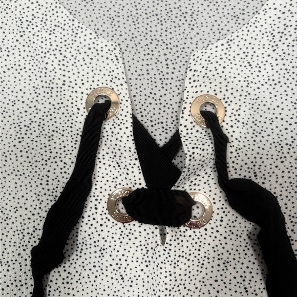 Vince Camuto Cream Blouse with Black Accent - Picture 8 of 11